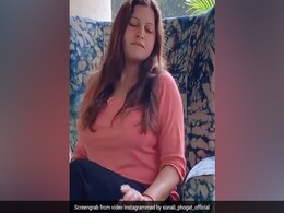 सोनाली फोगाट ने कुर्सी पर बैठ यूं किया डांस, वीडियो शेयर कर पूछा- मैंने गुनाह किया है? सोनाली फोगाट ने कुर्सी पर बैठ यूं किया डांस, वीडियो शेयर कर पूछा- मैंने गुनाह किया है?