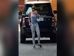 मलाइका अरोड़ा ने गाड़ी से उतरते ही चली अजीबोगरीब चाल, फैन ने कहा- डॉनल्ड डक याद आ गया... मलाइका अरोड़ा ने गाड़ी से उतरते ही चली अजीबोगरीब चाल, फैन ने कहा- डॉनल्ड डक याद आ गया...