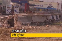 दिल्ली की टिकरी और गाजीपुर बार्डर से बैरिकेड्स और कंटीले तार हटाने का काम शुरू दिल्ली की टिकरी और गाजीपुर बार्डर से बैरिकेड्स और कंटीले तार हटाने का काम शुरू