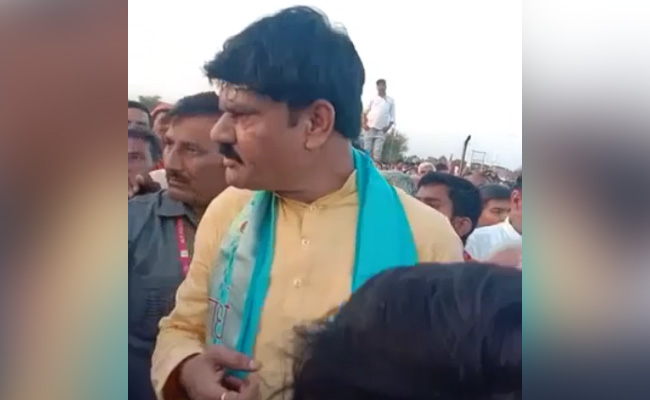 'हट... दिखता नहीं, कलेक्‍टर से बात कर रहा, तू राष्ट्रपति है क्या' : किसान को डपटते MP के मंत्री का VIDEO वायरल