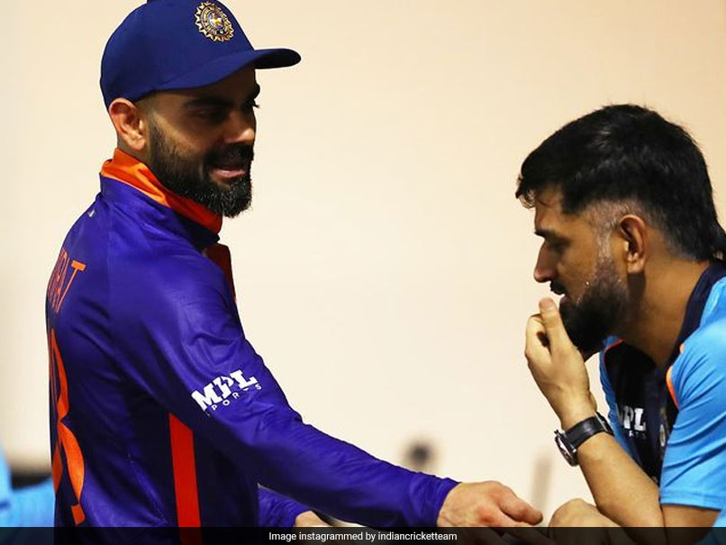 IND v PAK: भारत को हराने के बाद पाक खिलाड़ियों की खेल भावना, धोनी-कोहली के पास जाकर ली सलाह.. देखें Photos