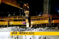 10 महीनों बाद टिकरी बॉर्डर पर एक साइड का रास्ता खुला, दिल्ली पुलिस ने सभी बैरिकेड हटाए 10 महीनों बाद टिकरी बॉर्डर पर एक साइड का रास्ता खुला, दिल्ली पुलिस ने सभी बैरिकेड हटाए