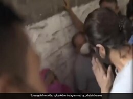 मुश्किलों में होने के बावजूद फैन्स से मिलना नहीं भूले शाहरुख खान, देखें Video मुश्किलों में होने के बावजूद फैन्स से मिलना नहीं भूले शाहरुख खान, देखें Video