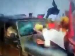 लखीमपुर खीरी मामला: वायरल VIDEO में दिखा किसानों को कैसे रौंदते निकल गई SUV लखीमपुर खीरी मामला: वायरल VIDEO में दिखा किसानों को कैसे रौंदते निकल गई SUV