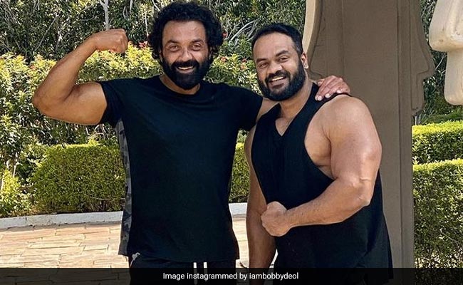 Bobby Deol ने दिखाए डोले तो पिता धर्मेंद्र का आया कॉमेंट, बोले- मेरा बेबी फेस बॉडी बिल्डर