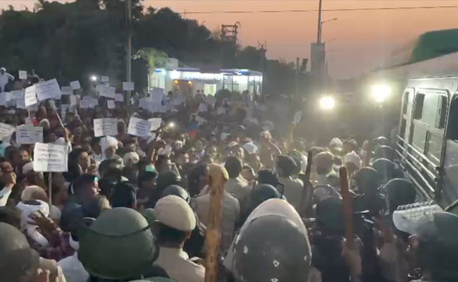 Delhi Cops Stop Group Headed To Farmers' Site To Protest Brutal Killing