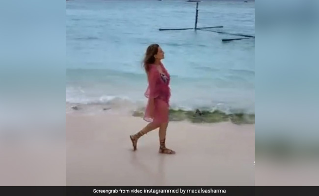 मालदीव बीच पर यूं अकेले घूमती नजर आईं मदालसा शर्मा, फैन्स ने पूछा- पतिदेव कहां रह गए...