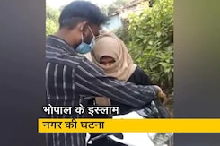 मध्य प्रदेश: युवक संग स्कूटी पर बैठी थी युवती, भीड़ ने जबरन उतरवाया बुर्का मध्य प्रदेश: युवक संग स्कूटी पर बैठी थी युवती, भीड़ ने जबरन उतरवाया बुर्का