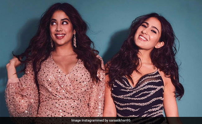 डिस्क जा रही हैं और चाहिए शाइनी एंड हॉट ड्रेस, तो जान्हवी कपूर और सारा अली खान का ट्रेंडी स्टाइल करें कॉपी