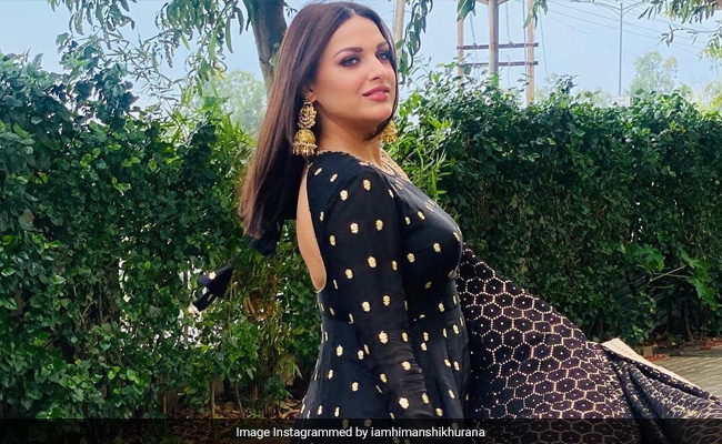 ब्लैक सूट में हिमांशी खुराना लगीं बेहद खूबसूरत, फैन्स बोले- उफ्फ इन्नी सोनी....देखें Photo