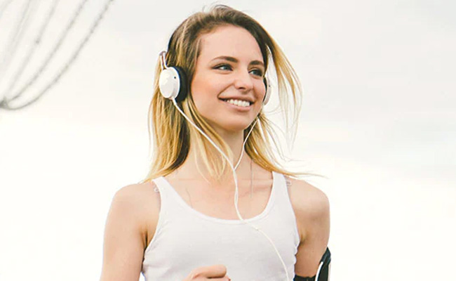 मॉर्निंग वॉक करते समय आप भी करते मोबाइल का इस्तेमाल? हो जाये अलर्ट