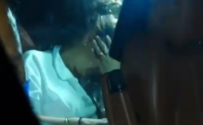 बेटे आर्यन की गिरफ्तारी पर कैमरा से नजरें बचाकर छुप कर कार में रोती दिखीं गौरी खान, देखें वायरल Video