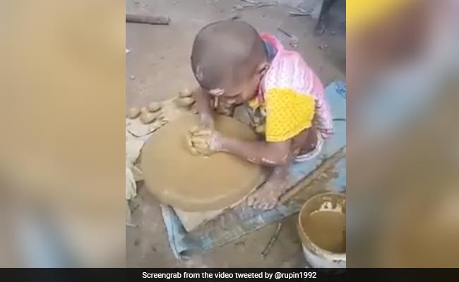 दीवाली के लिए मिट्टी के दीए बना रहा था छोटा सा बच्चा, देखकर पसीजा लोगों का दिल, IPS ने कही दिल छू लेने वाली बात