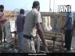 गाजीपुर बॉर्डर से हटने लगे बैरिकेड और कंटीले तार, टिकैत बोले- 'फसल बेचने के लिए संसद जाएंगे' गाजीपुर बॉर्डर से हटने लगे बैरिकेड और कंटीले तार, टिकैत बोले- 'फसल बेचने के लिए संसद जाएंगे'