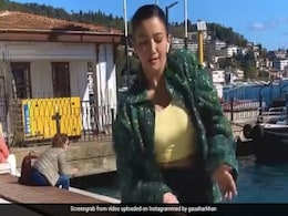Gauahar Khan तुर्की में अंग्रेजी गाने पर यूं डांस करती आईं नजर, वीडियो देख फैन्स के यूं आए रिएक्शन... Gauahar Khan तुर्की में अंग्रेजी गाने पर यूं डांस करती आईं नजर, वीडियो देख फैन्स के यूं आए रिएक्शन...