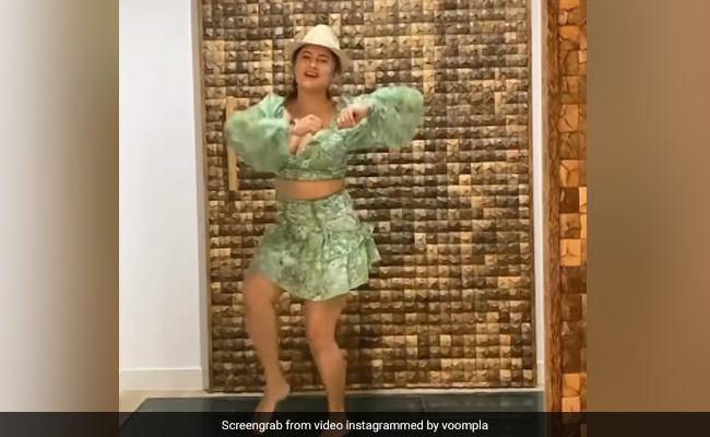 रश्मि देसाई ने 'कोई शहरी बाबू' गाने पर यूं किया डांस, बार-बार देखा जा रहा Video