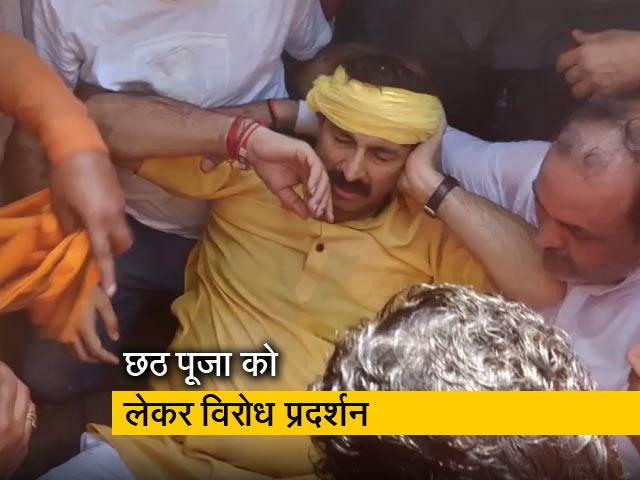 दिल्ली में छठ पूजा मनाने को लेकर राजनीति गरमाई, विरोध प्रदर्शन के दौरान मनोज तिवारी घायल