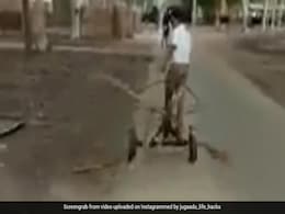 सड़क की सफाई के लिए शख्स ने किया देसी जुगाड़, चार झाड़ुओं को जोड़कर बना डाला गजब Road Cleaner - देखें Video सड़क की सफाई के लिए शख्स ने किया देसी जुगाड़, चार झाड़ुओं को जोड़कर बना डाला गजब Road Cleaner - देखें Video