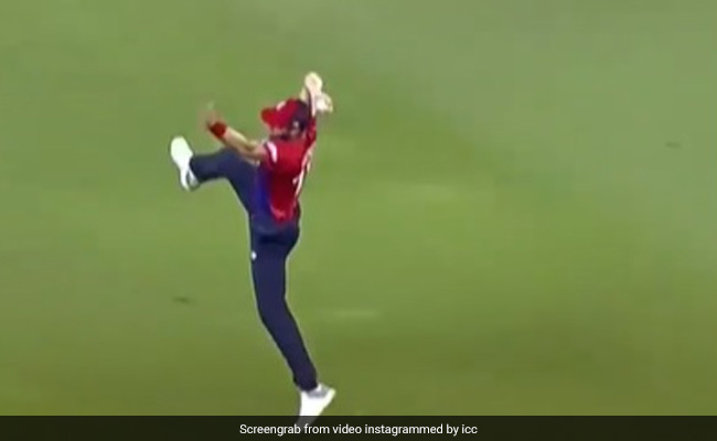 Video: क्रिस वोक्स ने अजीबोगरीब अंदाज में लिया कैच, खुद भी नहीं कर पाए यकीन