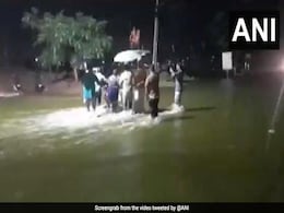 तेलंगाना में भारी बारिश से बिगड़े हालात, नाले में बह गए दो लोग तेलंगाना में भारी बारिश से बिगड़े हालात, नाले में बह गए दो लोग