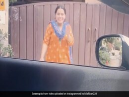 पाकिस्तानी  शख्स ने पत्नी को घर के बाहर बुलाकर दिया गुलाब, तो बोली- इनकी मोहब्बतें खत्म ही नहीं हो रहीं... वायरल हुआ Video पाकिस्तानी  शख्स ने पत्नी को घर के बाहर बुलाकर दिया गुलाब, तो बोली- इनकी मोहब्बतें खत्म ही नहीं हो रहीं... वायरल हुआ Video