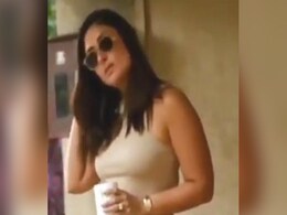 Kareena Kapoor कॉफी लेकर सड़क पर यूं टहलती दिखीं तो फैन्स ने ली चुटकी, बोले- इतना बड़ा घर किस काम का... Kareena Kapoor कॉफी लेकर सड़क पर यूं टहलती दिखीं तो फैन्स ने ली चुटकी, बोले- इतना बड़ा घर किस काम का...