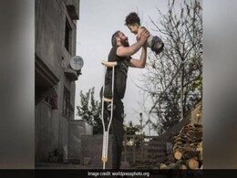 इस इमोशनल फोटो को मिला 'फोटो ऑफ द ईयर' का अवार्ड, बाप-बेटे का प्यार और सीरिया की स्थिति इस इमोशनल फोटो को मिला 'फोटो ऑफ द ईयर' का अवार्ड, बाप-बेटे का प्यार और सीरिया की स्थिति