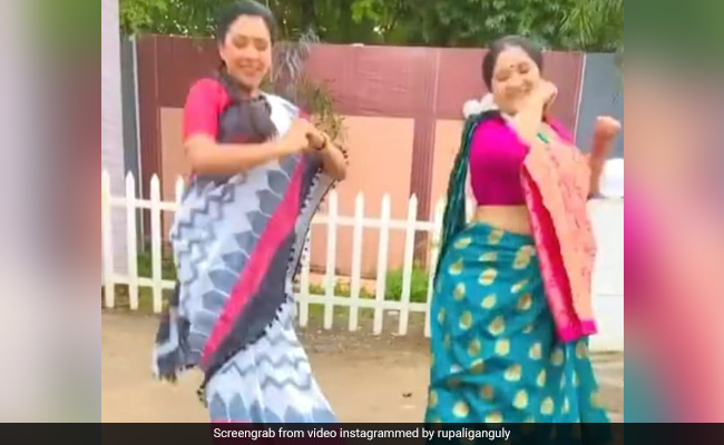 Rupali Ganguly अपनी ऑन-स्क्रीन सास के साथ यूं गरबा करती आईं नजर, वायरल हुआ Video