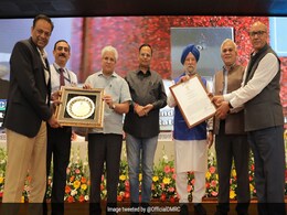 Delhi Metro Wins "Best Passenger Services and Satisfaction" Award Delhi Metro Wins "Best Passenger Services and Satisfaction" Award