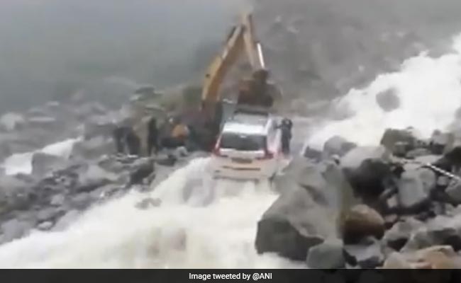 उत्तराखंड: तेज उफान वाले नाले के बीच फंसी कार, तो JCB की मदद से ऐसे निकाला गया बाहर, देखें खौफनाक मंज़र का Video