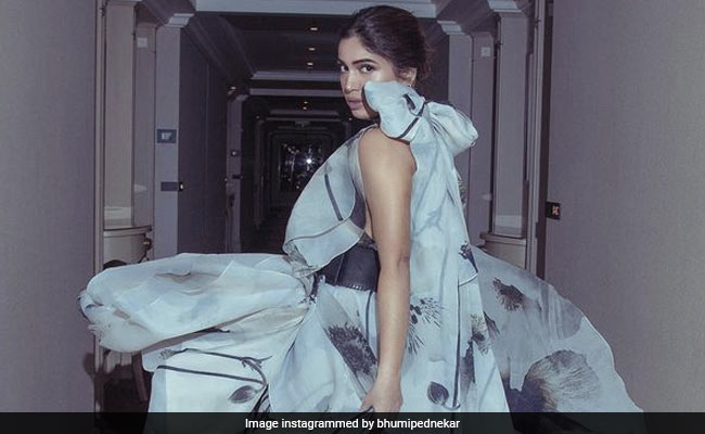 भूमि पेडनेकर ने खूबसूरत ऑउटफिट में शेयर कीं ग्लैमरस फोटोज, बोलीं- मैं तैर रही हूं... भूमि पेडनेकर ने खूबसूरत ऑउटफिट में शेयर कीं ग्लैमरस फोटोज, बोलीं- मैं तैर रही हूं...