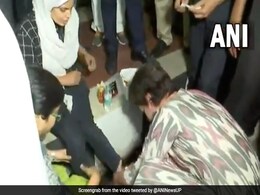 Video: प्रियंका गांधी ने काफिला रोक कर की जख्मी लड़की की मरहम-पट्टी, दरियादिली ने जीता सबका दिल Video: प्रियंका गांधी ने काफिला रोक कर की जख्मी लड़की की मरहम-पट्टी, दरियादिली ने जीता सबका दिल