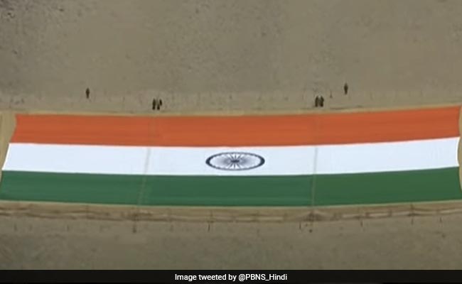 VIDEO : लेह में लगाया गया दुनिया का सबसे बड़ा खादी का तिरंगा, लंबाई-चौड़ाई जानकर रह जाएंगे दंग!