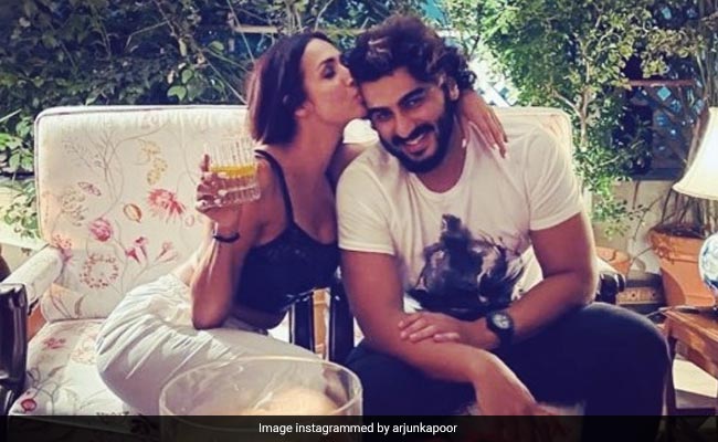 अर्जुन कपूर ने मलाइका को फोटो शेयर कर किया बर्थडे विश तो करीना कपूर मांगा फोटो क्रेडिट...देखें Photo