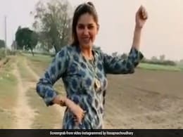 सपना चौधरी खेतों में 'Banke Chale Morni' सॉन्ग पर डांस करती आईं नजर, वीडियो देख फैन्स हुए दीवाने सपना चौधरी खेतों में 'Banke Chale Morni' सॉन्ग पर डांस करती आईं नजर, वीडियो देख फैन्स हुए दीवाने