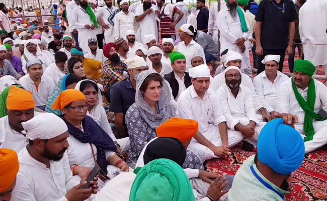 लखीमपुर में मारे गए किसानों के लिए अरदास में प्रियंका गांधी समेत जुटे नेता और हजारों की संख्या में किसान