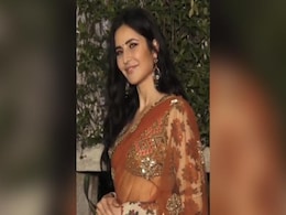 साड़ी में Sooryavanshi को प्रमोट करने पहुंचीं Katrina Kaif, एक्ट्रेस के सिजलिंग अवतार ने फैन्स के उड़ाए होश साड़ी में Sooryavanshi को प्रमोट करने पहुंचीं Katrina Kaif, एक्ट्रेस के सिजलिंग अवतार ने फैन्स के उड़ाए होश