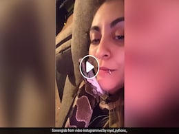 Viral Video: सांप से प्यार करती है ये लड़की, Kiss करते हुए बोलती है- I love You! Viral Video: सांप से प्यार करती है ये लड़की, Kiss करते हुए बोलती है- I love You!