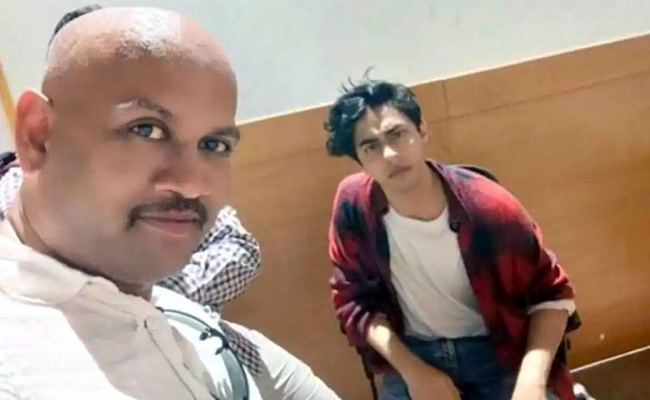 Aide Of Man Who Took Viral Selfie With Aryan Khan Arrested In Fraud Case