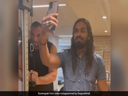 खुद के सामने सेल्फी लेते शख्स को द ग्रेट खली ने थप्पड़ मारकर जमीन पर गिराया, देखें Video खुद के सामने सेल्फी लेते शख्स को द ग्रेट खली ने थप्पड़ मारकर जमीन पर गिराया, देखें Video