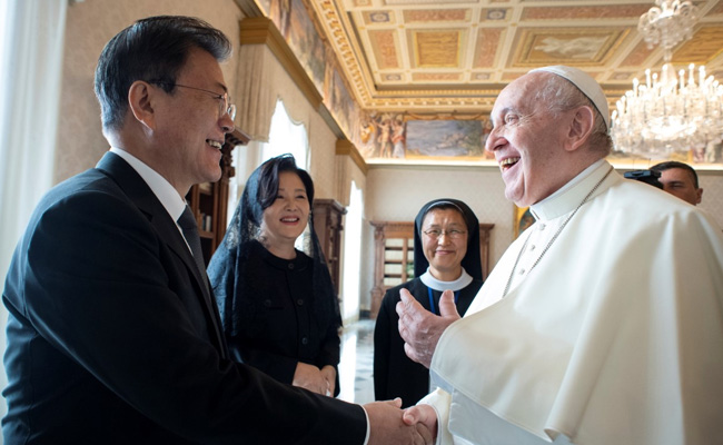 South Korea's Moon Jae-in Meets Pope Francis, Urges Him To Visit North Korea