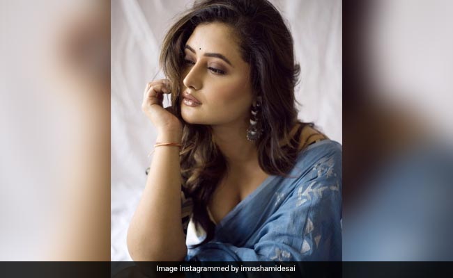 Rashmi Desai ने करवाया लेटेस्ट फोटोशूट, ब्लू साड़ी में बेहद खूबसूरत लगी एक्ट्रेस...