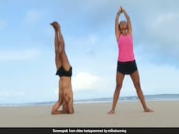 समंदर किनारे पत्नी अंकिता संग योगा करते नजर आए मिलिंद सोमन, इंटरनेट पर वायरल हुआ Video समंदर किनारे पत्नी अंकिता संग योगा करते नजर आए मिलिंद सोमन, इंटरनेट पर वायरल हुआ Video