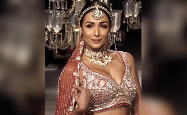 मलाइका अरोड़ा ने ब्राइडल लुक में पोस्ट किया खूबसूरत Video, फैन्स बोले- 'ईयररिंग नहीं पहने मैम'