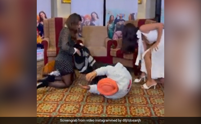 शहनाज गिल का लेटेस्ट वीडियो आया सामने, दिलजीत दोसांझ की पिटाई करती आईं नजर- देखें Video