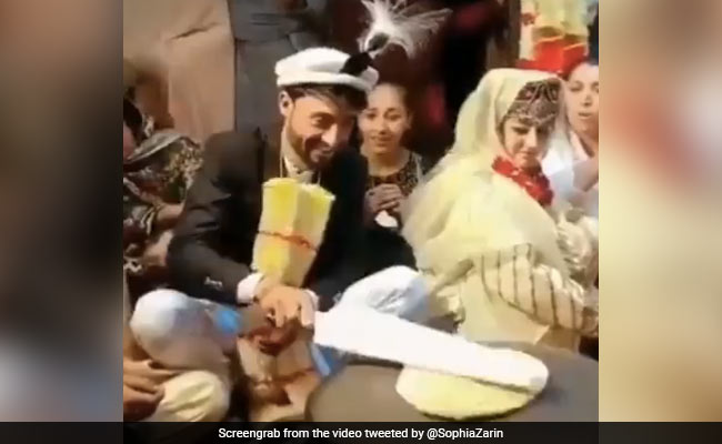 दूल्हे ने शादी की रस्म के दौरान दुल्हन के साथ बनाई रोटी, लोग बोले- अब हमेशा ही बनानी पड़ेगी - देखें Viral Video