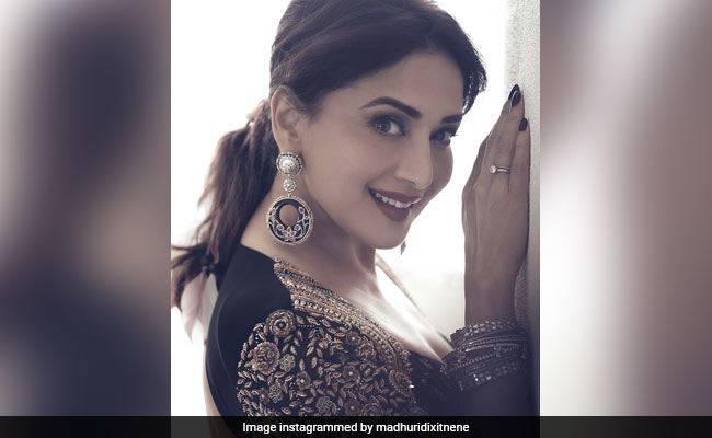 स्टनिंग लुक के साथ कंफर्टेबल है माधुरी दीक्षित की ये ड्रेस, आप भी कर सकती हैं अपने वॉर्डरोब में इसे शामिल