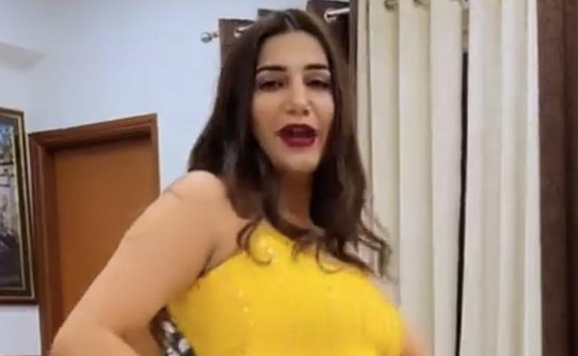 Sapna Choudhary ने पीला सूट पहन ‘पतली कमर’ पर किया धमाकेदार डांस, लोग बोले- हरियाणा की रानी सब पे भारी...देखें Video