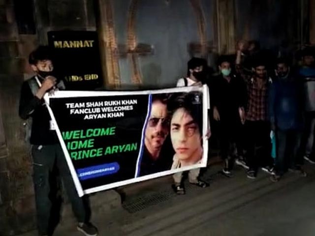 "Welcome Home Prince Aryan": SRK Fans Celebrate Outside Mannat Home