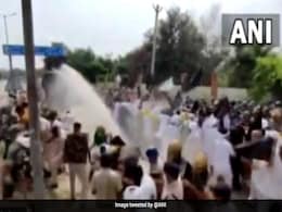 हरियाणा में फिर किसानों की पुलिस से भिड़ंत, धक्कामुक्की के बाद किसानों पर पानी की बौछार हरियाणा में फिर किसानों की पुलिस से भिड़ंत, धक्कामुक्की के बाद किसानों पर पानी की बौछार